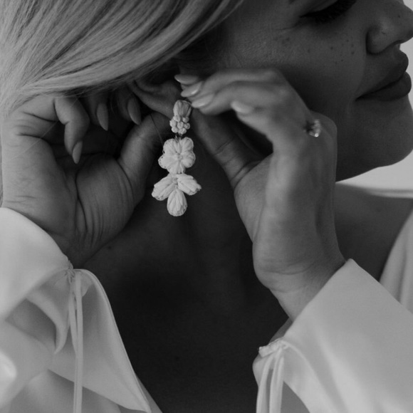 A.B Ellie Earrings - Picture 1 of 4